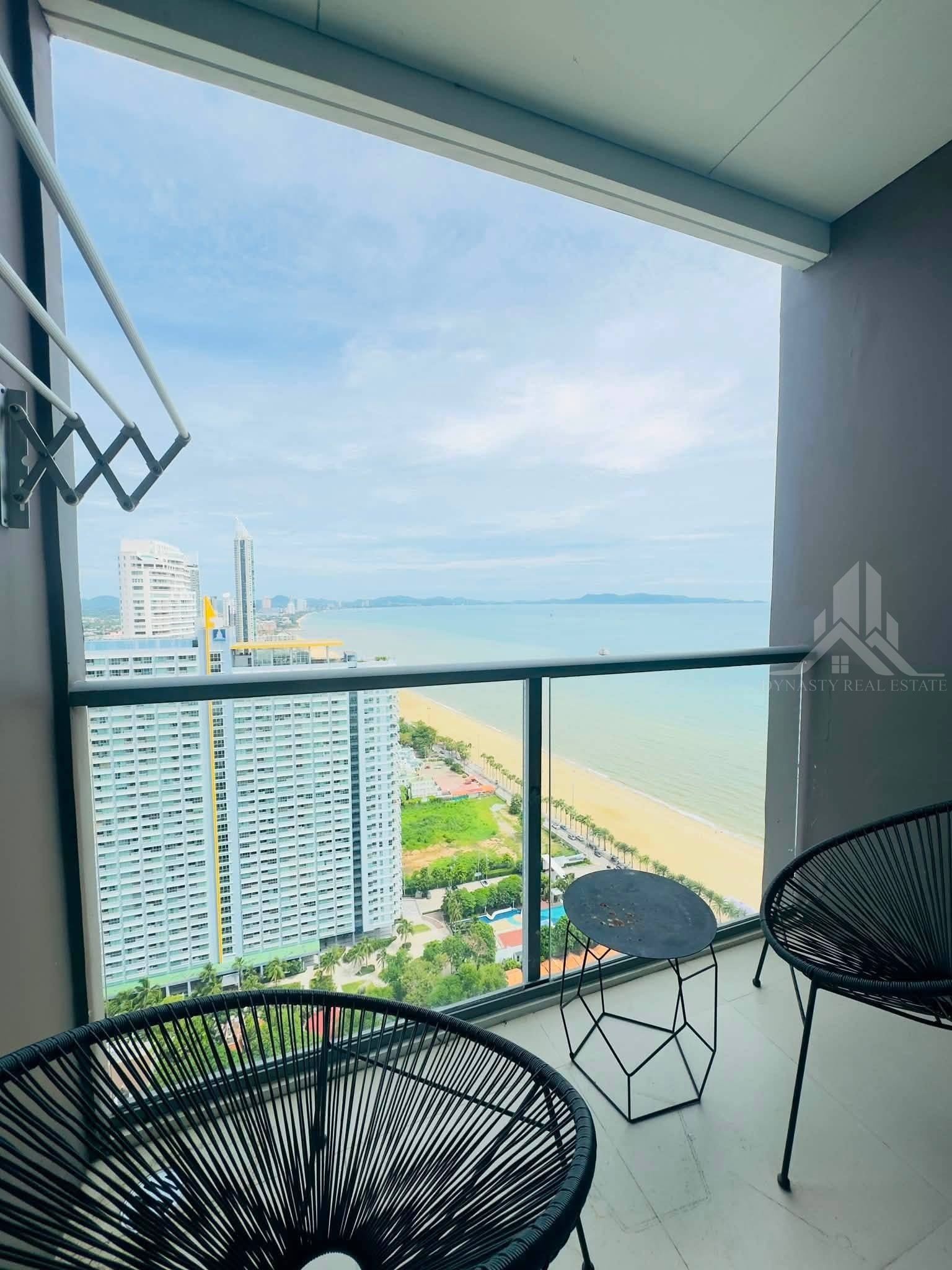 Beachfront 2 bedroom condo for rent in jomtien