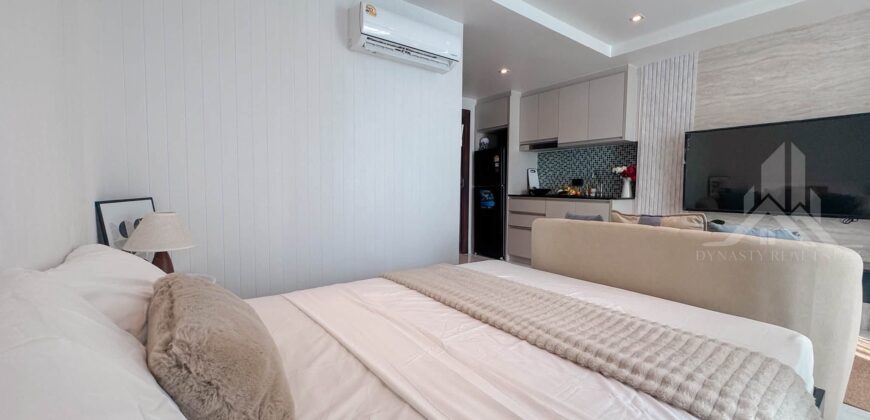 Beachside Living in Wongamat with Sea View