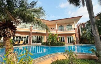 Luxury Pool Villa at Phoenix Gold Golf Pattaya