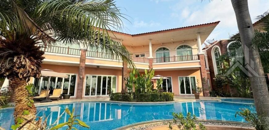 Luxury Pool Villa at Phoenix Gold Golf Pattaya