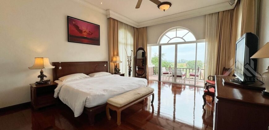 Luxury Pool Villa at Phoenix Gold Golf Pattaya