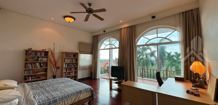 Luxury Pool Villa at Phoenix Gold Golf Pattaya