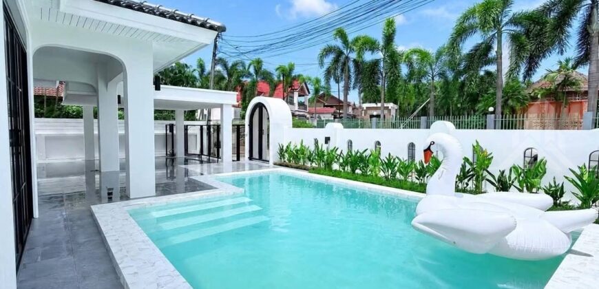 Modern Classic Pool Villa in Pattaya Tropical 2