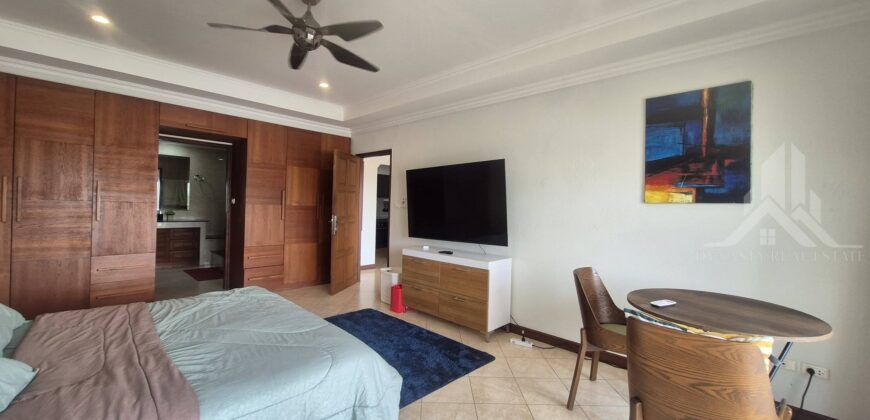 Spacious Corner 1-Bed Condo in Central Jomtien
