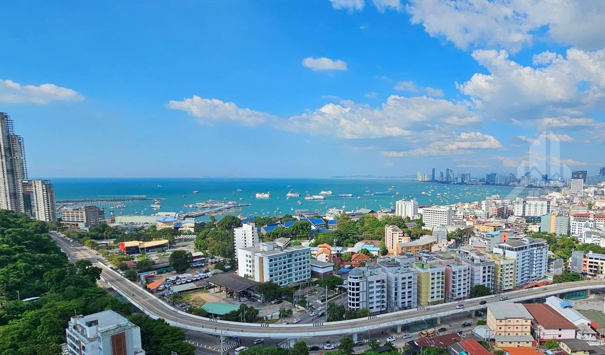 High floor studio for rent in south pattaya