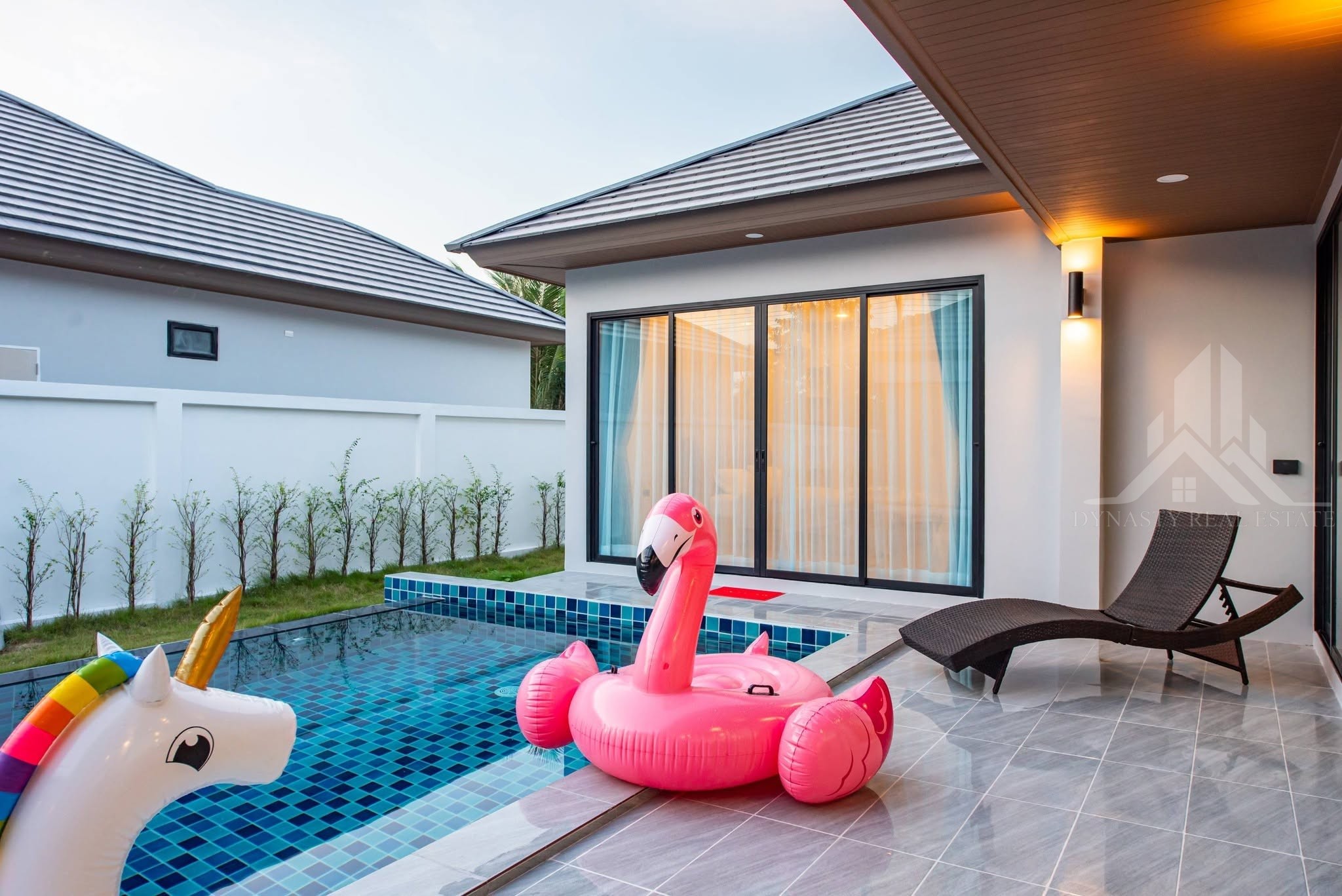 Modern 4 bedroom pool villa for rent in pattaya