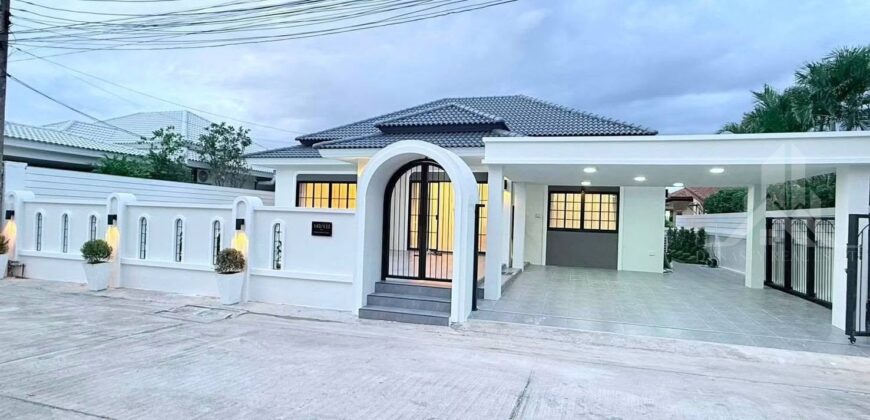 Modern Classic Pool Villa in Pattaya Tropical 2