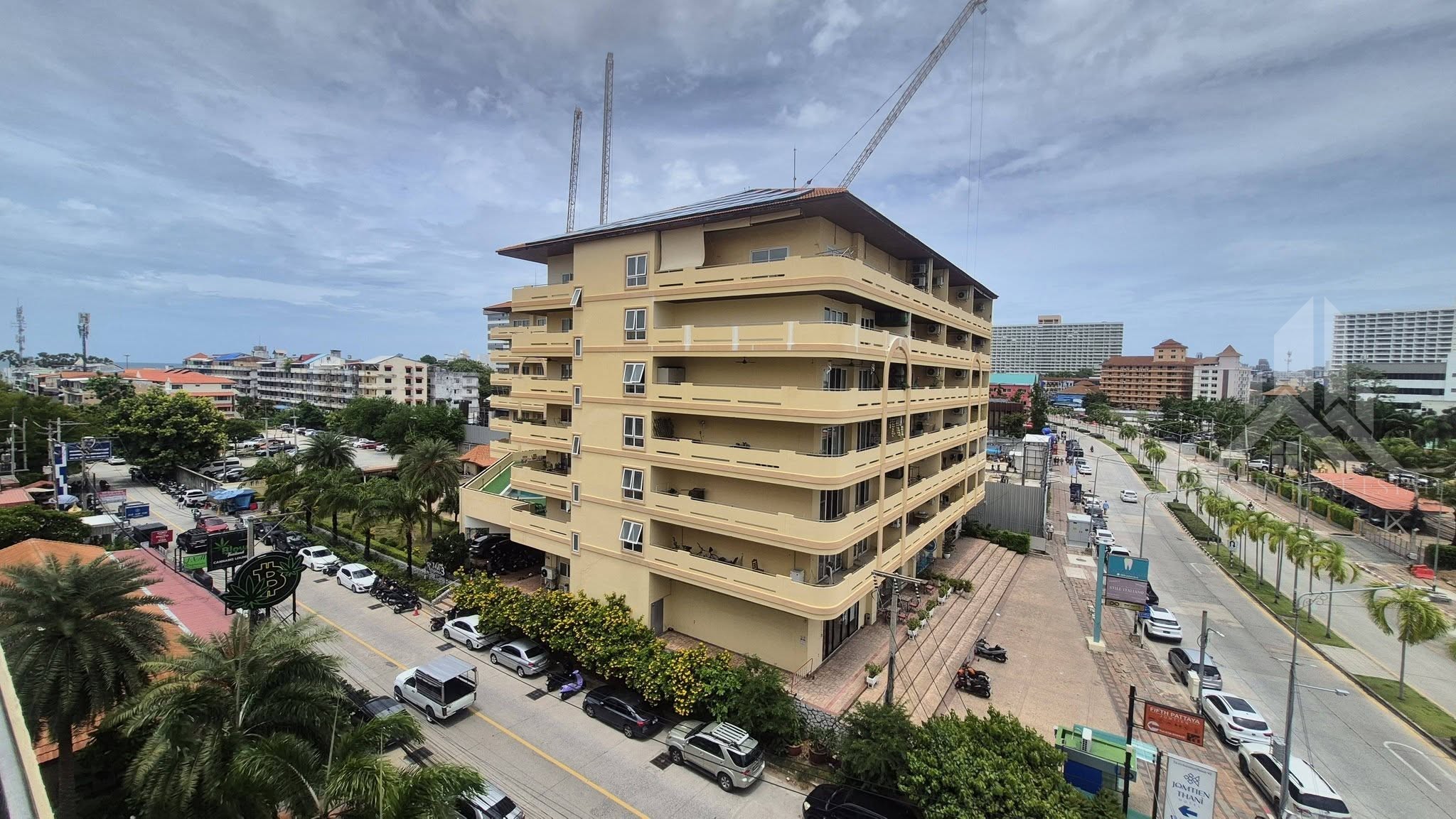 Spacious corner 1-bed condo in central jomtien