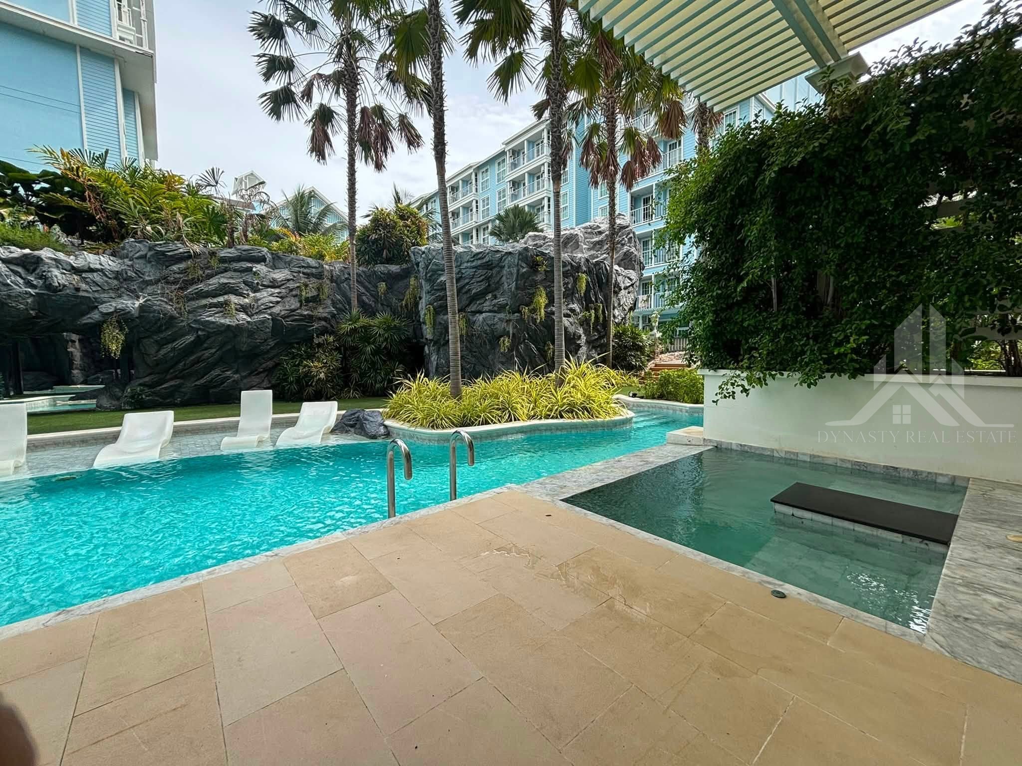Beachfront pool access condo for rent in pattaya