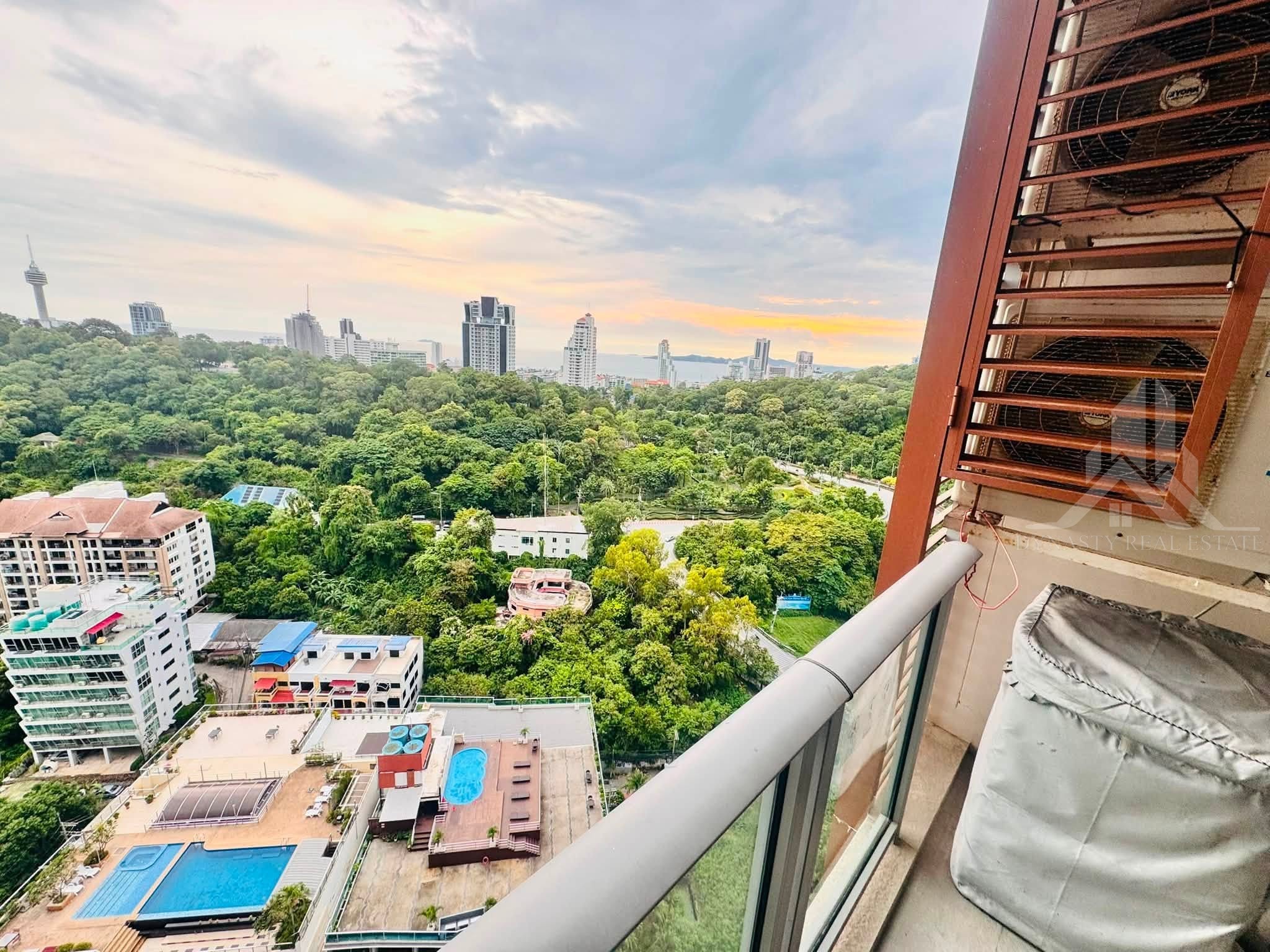 Unixx condo south pattaya sea view for rent