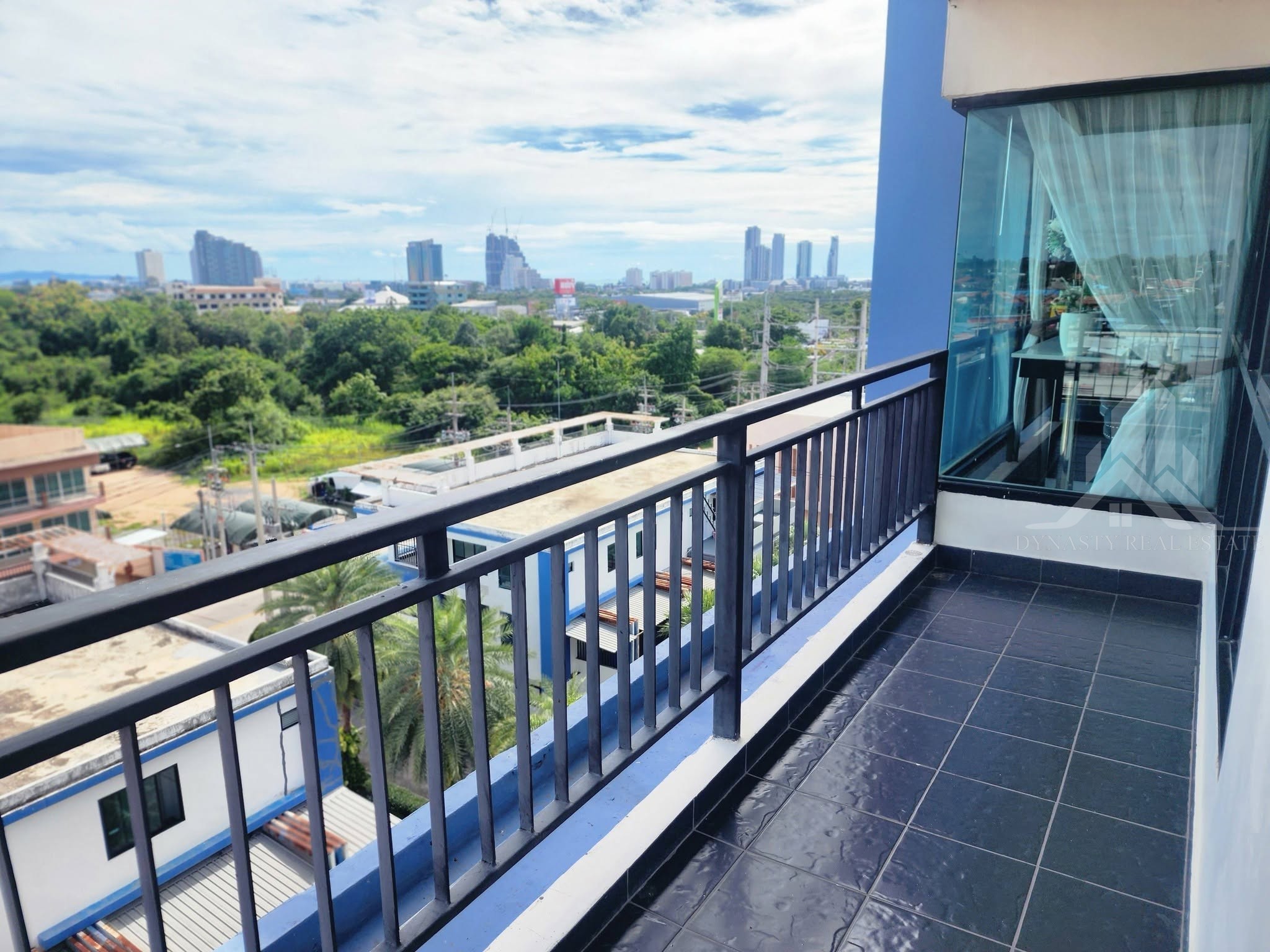 Blue residence pattaya corner unit for rent