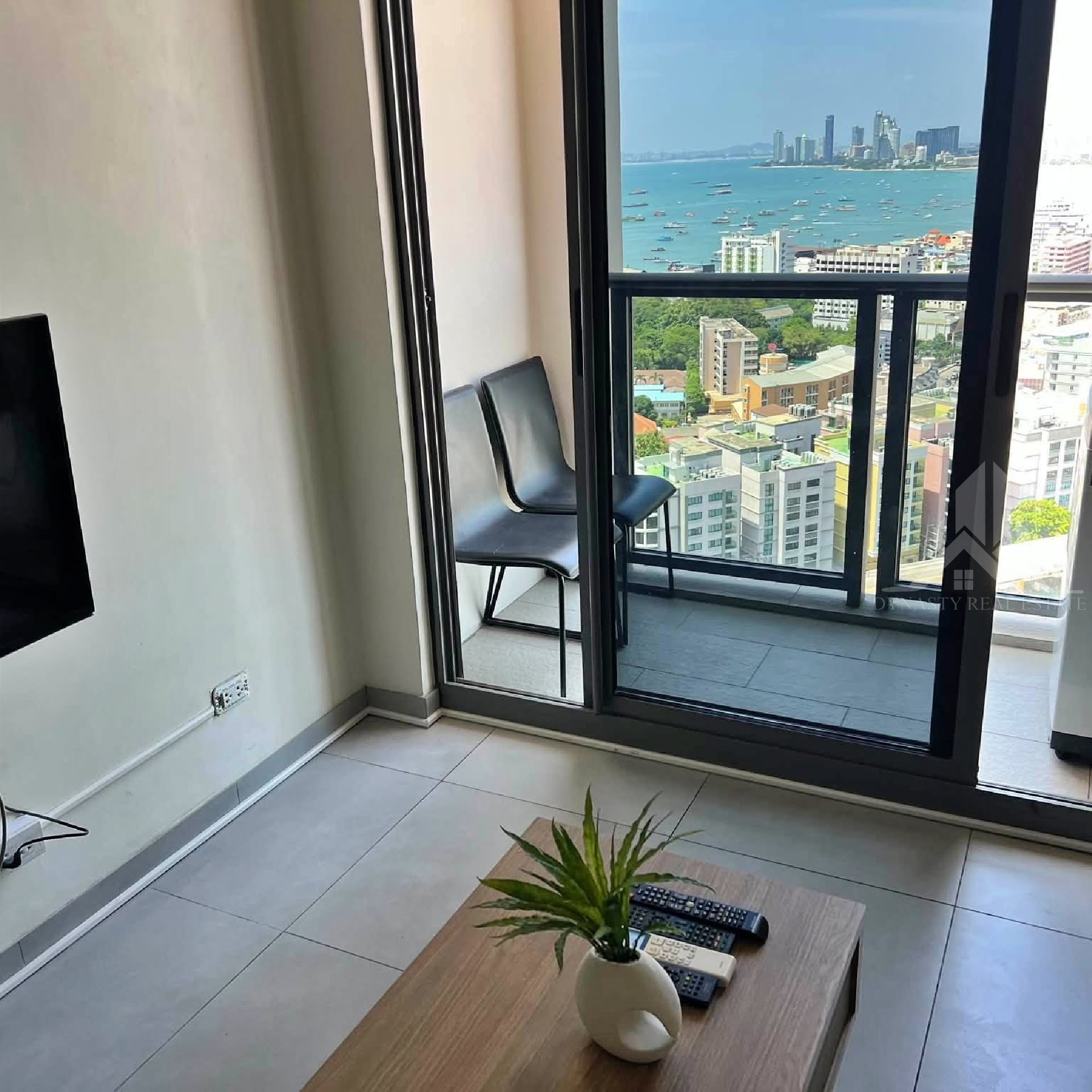 Unixx condo pattaya sea view 1 bed for rent