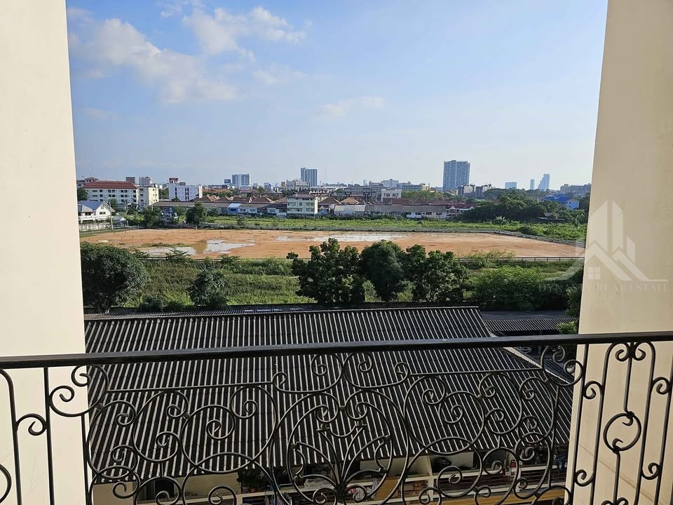 Spacious 2-bedroom condo in central pattaya