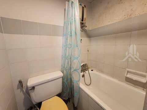 Chain Condominium Jomtien Full Renovation: Floor 8, Unit 13 (Before Photos + Progress Updates) For Sale In Pattaya Moldy bathroom wall before renovation at chain condominium, jomtien, floor 8 unit 13
