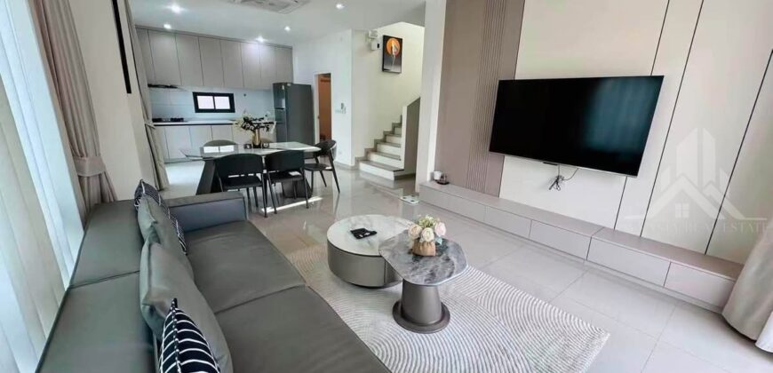 PATTA ELEMENT 4-Bed House in Village for Rent in Pattaya