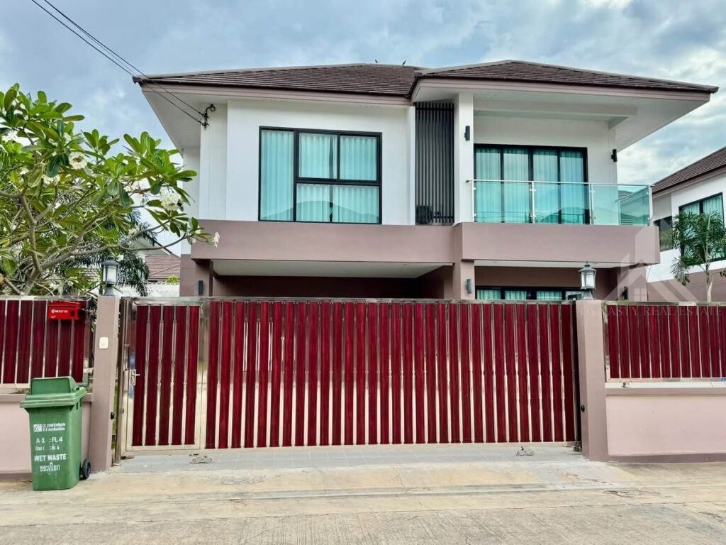 The lake 4-bed pool villa for rent