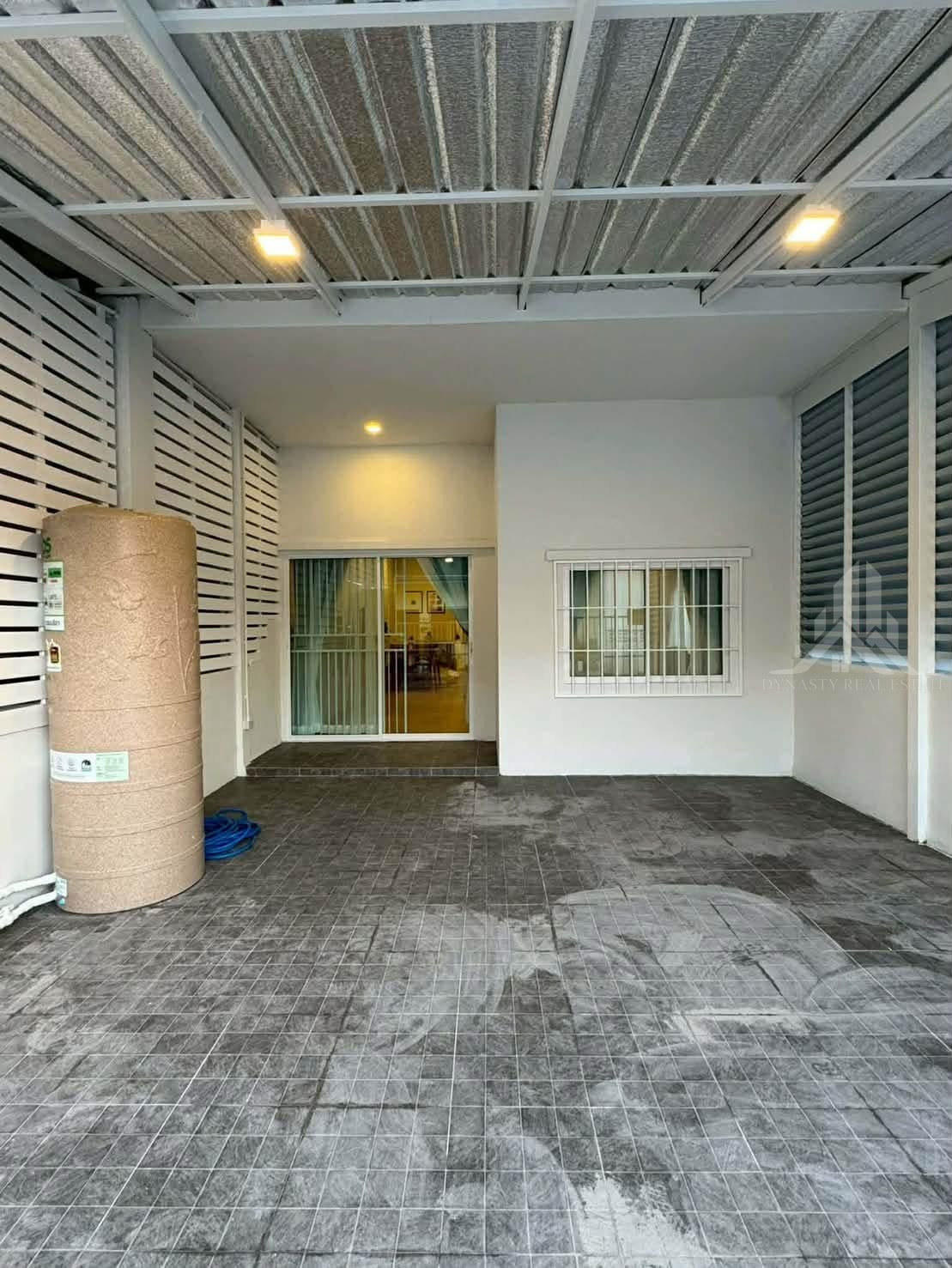 2-bed town house for rent in thepprasit jomtien