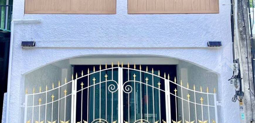 Pattaya Rung Rueang Village 2-Bed Townhouse for Sale