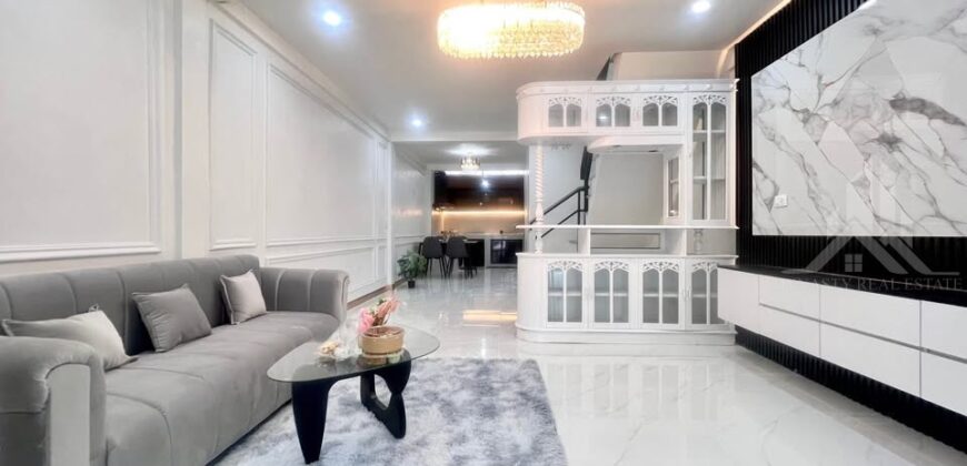 Pattaya Rung Rueang Village 2-Bed Townhouse for Sale