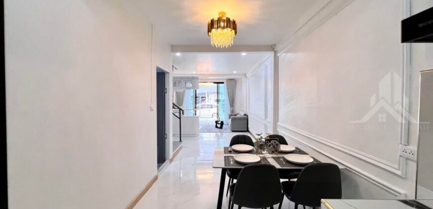 Pattaya Rung Rueang Village 2-Bed Townhouse for Sale
