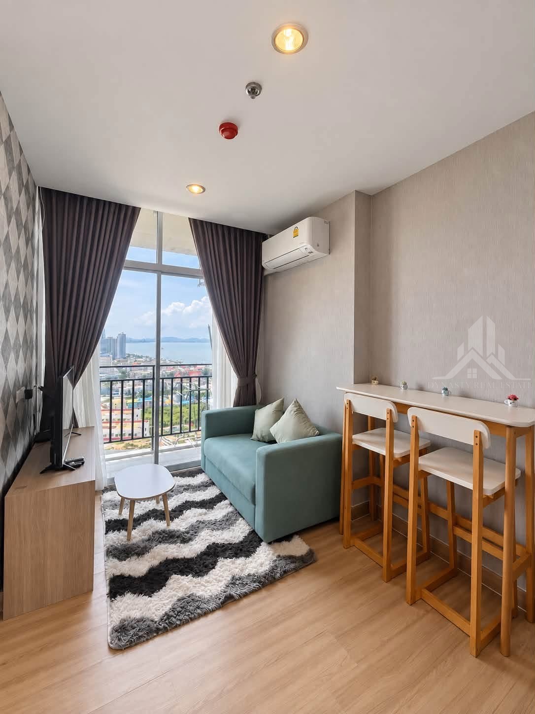 The grand jomtien pattaya beach 1-bed condo for rent with sea view