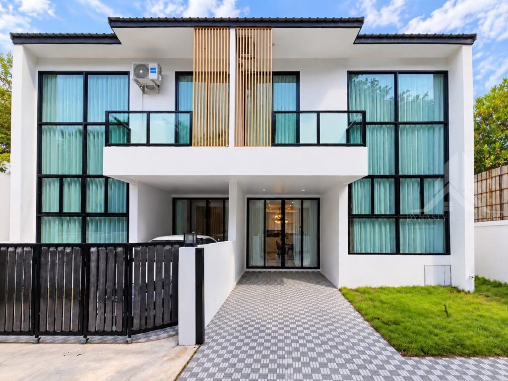 Townhome bang lamung only 4-bed town house for rent